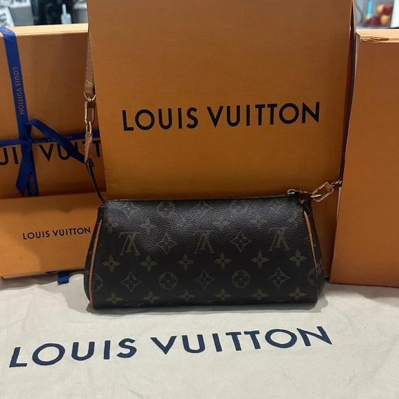 Louis Vuitton Monogram Crossbody Bag - Picture 4 of 16